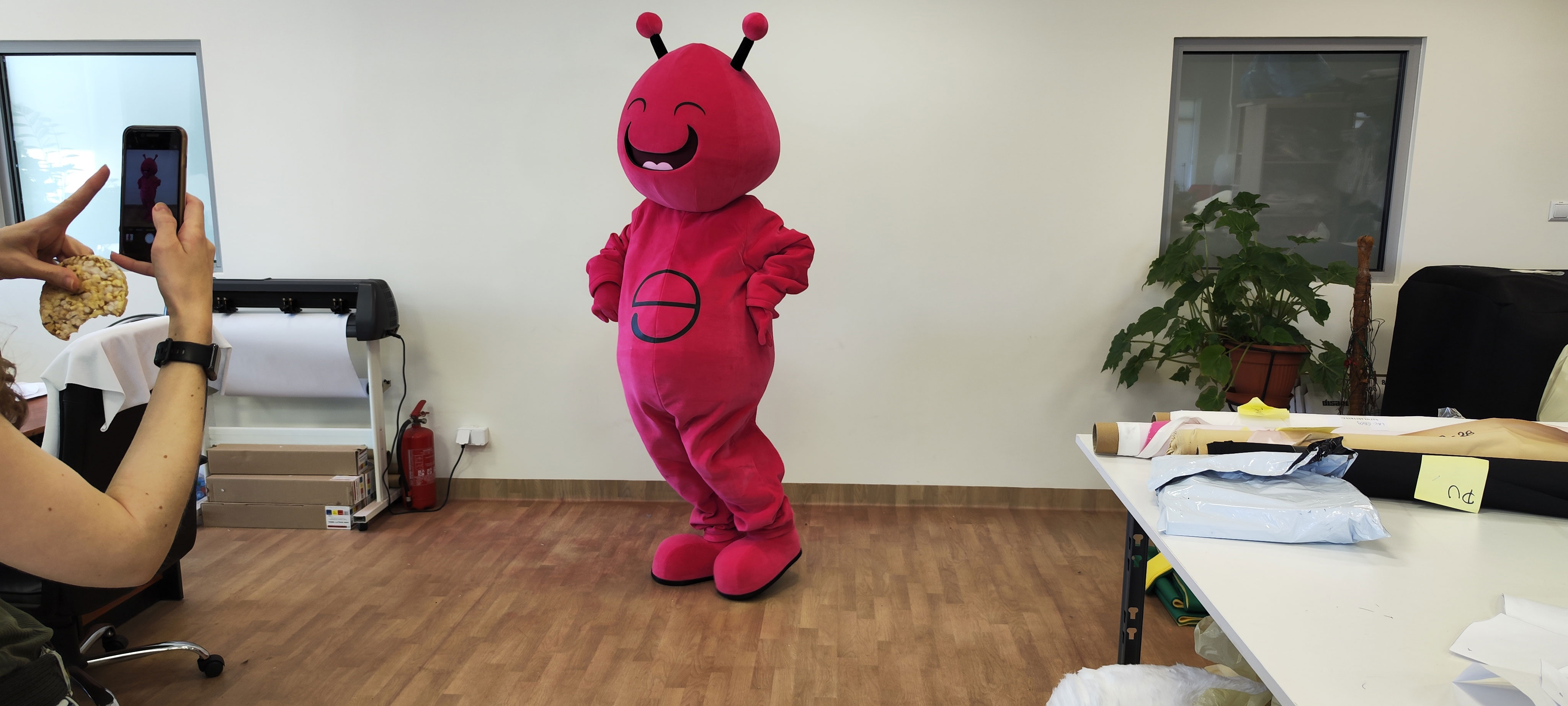 Na fotografii widnieje przebranie reklamowe stylizowane na postać ludzika pozujące do zdjęcia w siedzibie firmy Elabika